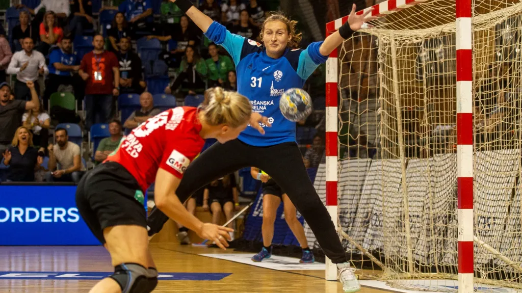 Brankářka Dominika Müllnerová z Baníku Most v utkání Ligy mistryň