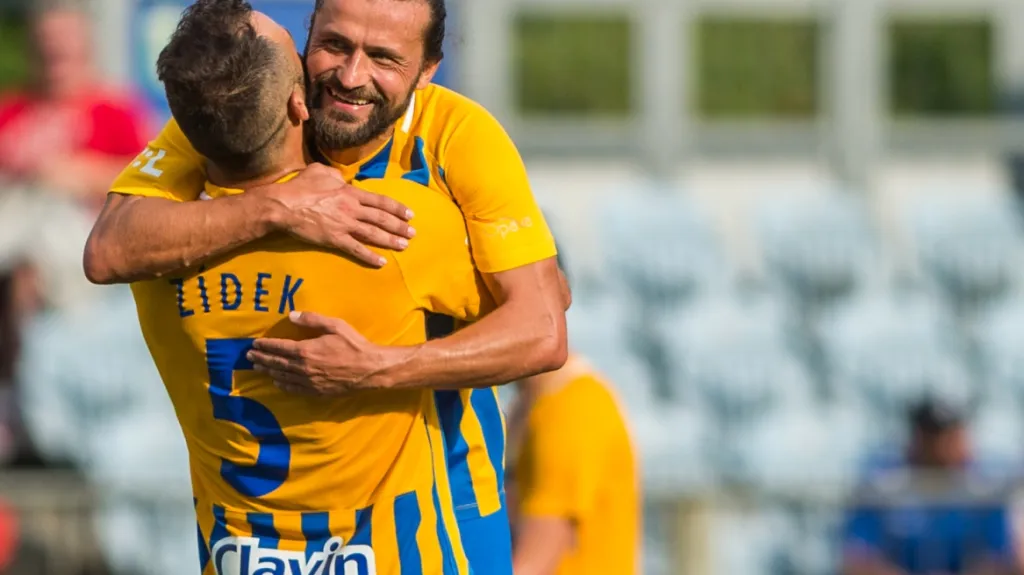 Opavští fotbalisté Jan Žídek a Pavel Zavadil se radují z gólu