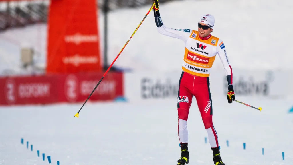 Jarl Magnus Riiber se raduje z vítězství v závodu SP