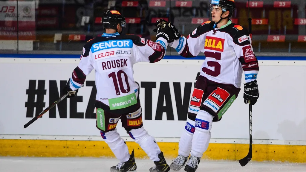 Sparťan David Tomášek se raduje s Lukášem Rouskem