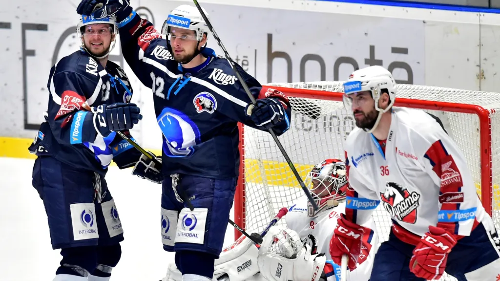 Hokejisté Plzně slaví branku na ledě Pardubic