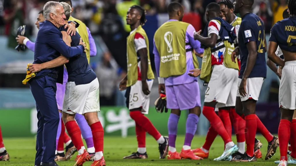 Kouč Francie Didie Deschamps se raduje z výhry se svými svěřenci