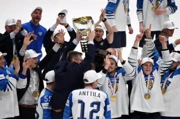 Jukka Jalonen v obklopení finských hráčů