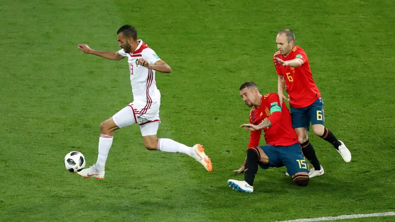Maročan Chálid Butaíb utíká obraně Španělů