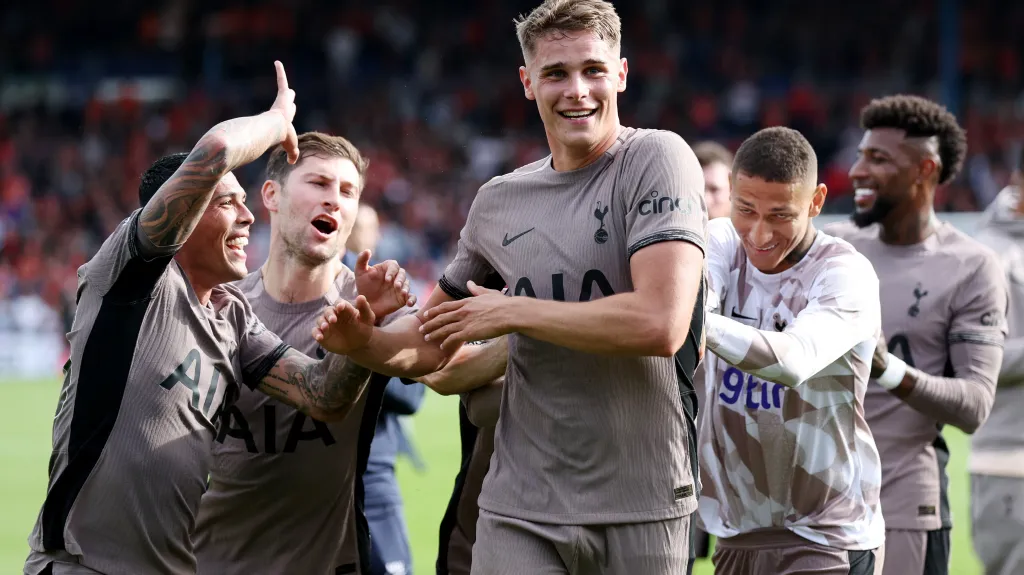 Hráči Tottenhamu oslavují vstřelenou branku