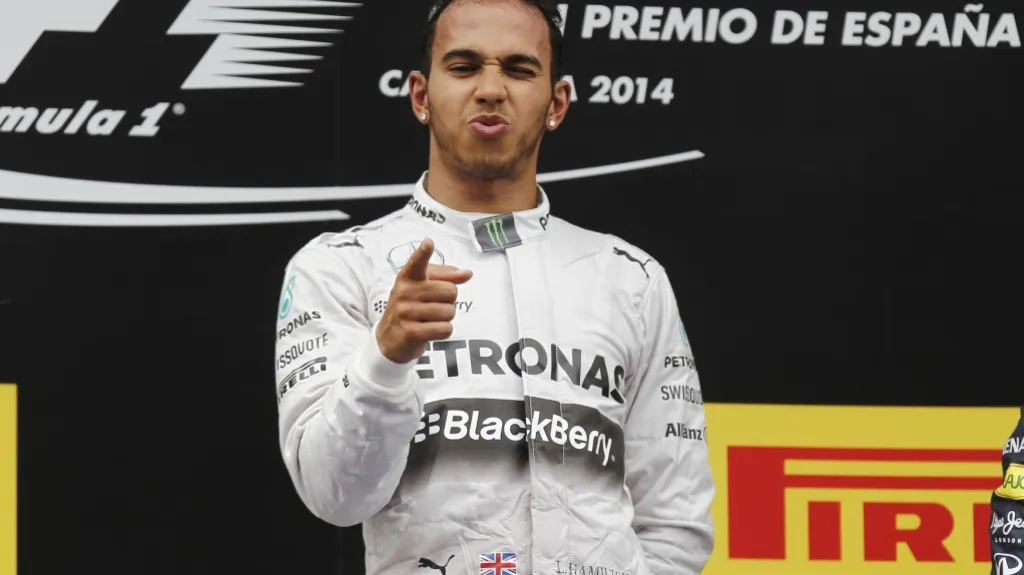 Lewis Hamilton slaví v Barceloně