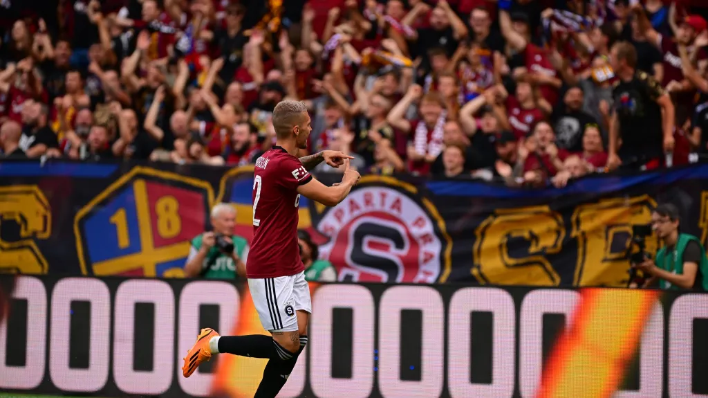 Lukáš Haraslín ze Sparty oslavuje gól