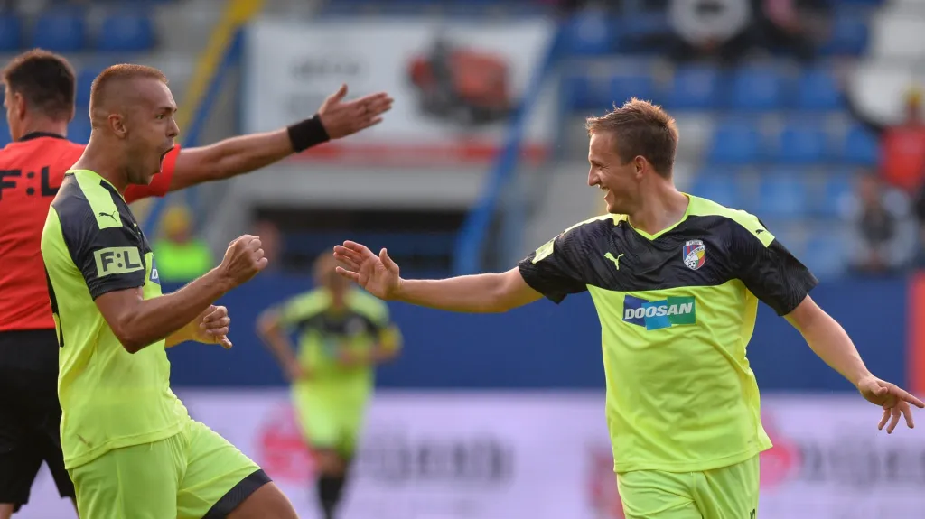 Pernica s Kopicem slaví branku