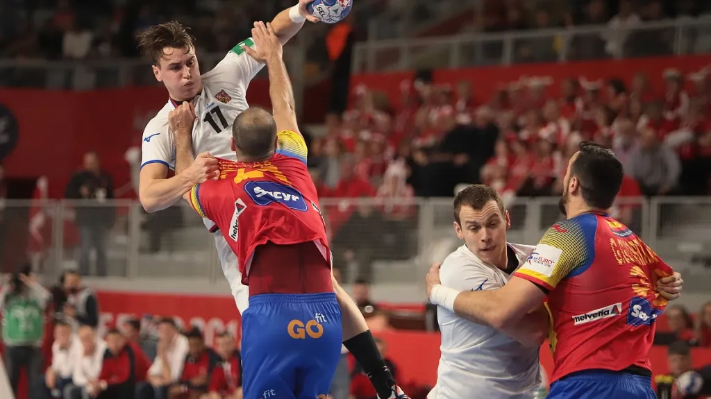 Čeští házenkáři (v bílém) v utkání proti Španělsku