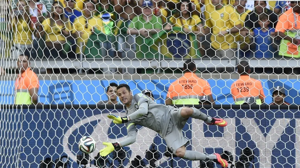 Júlio César chytá penaltu
