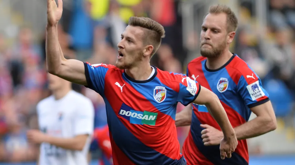 Plzeňský Patrik Hrošovský se raduje ze vstřelené branky
