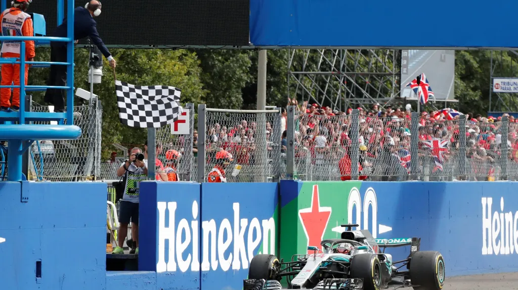 Lewis Hamilton z Mercedesu v cíli