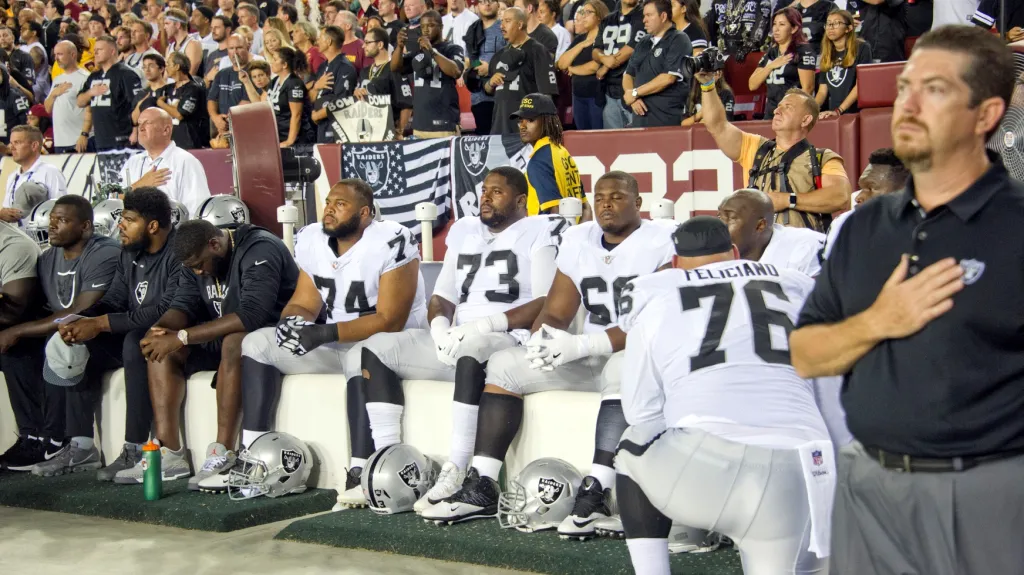 Hráči Oakland Raiders protestují před utkáním NFL