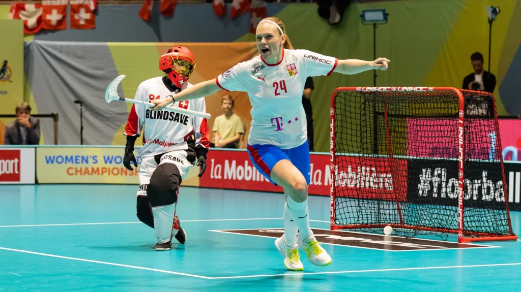 Denisa Ratajová se v dresu české reprezentace raduje z gólu