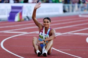 Sydney McLaughlinová děkuje fanouškům na MS v Eugene