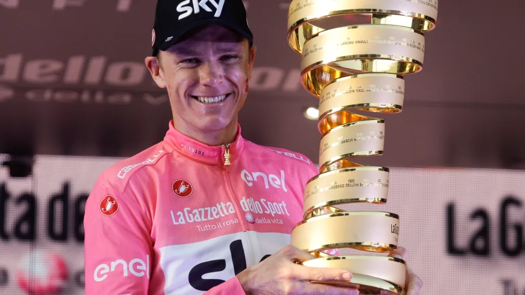 Chris Froome s trofejí pro vítěze Giro d'Italia
