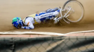 Pád Nickiho Pedersena ve finále Zlaté přilby