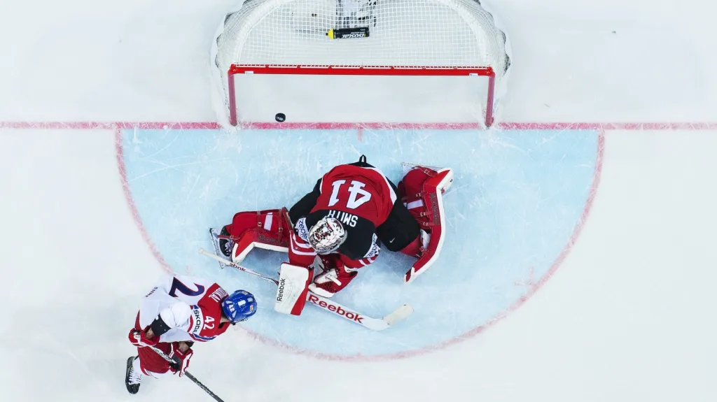 Petr Koukal stíní Miku Smithovi z Kanady při kontroverzním momentu v semifinále MS
