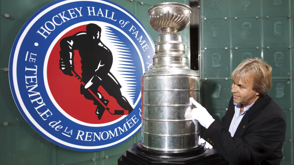 Strážce Stanley Cupu Phil Pritchard v hokejové Síni slávy v Torontu v roce 2010