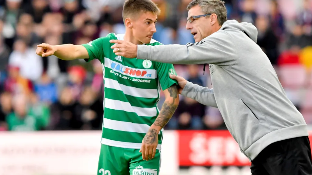 Luděk Klusáček udílí pokyny v zápase Bohemians - Sparta
