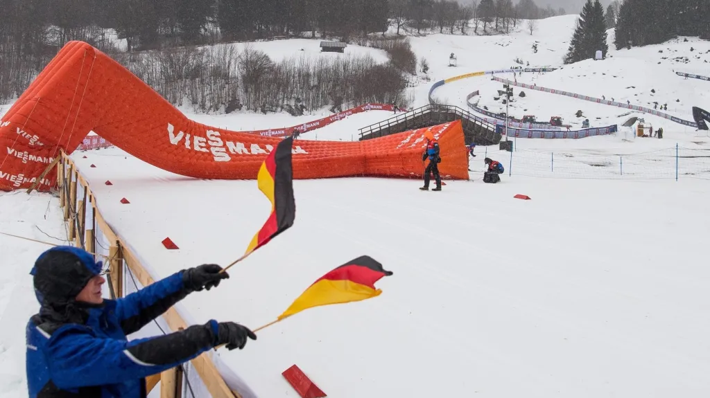 Spadlá nafukovací brána v Oberstdorfu