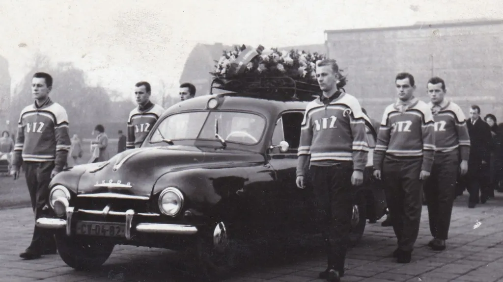 Čelo průvodu pohřbu chomutovských hokejistů