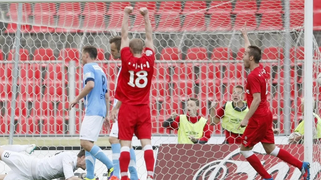 Fotbalisté Brna slaví vstřelenou branku v síti Mladé Boleslavi