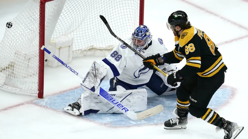 David Pastrňák skóruje do sítě Andreje Vasilevského