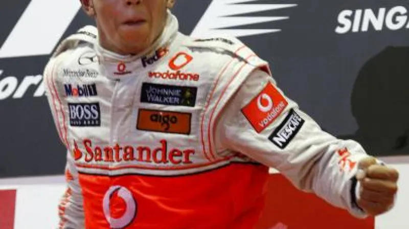 Lewis Hamilton se raduje z vítězství