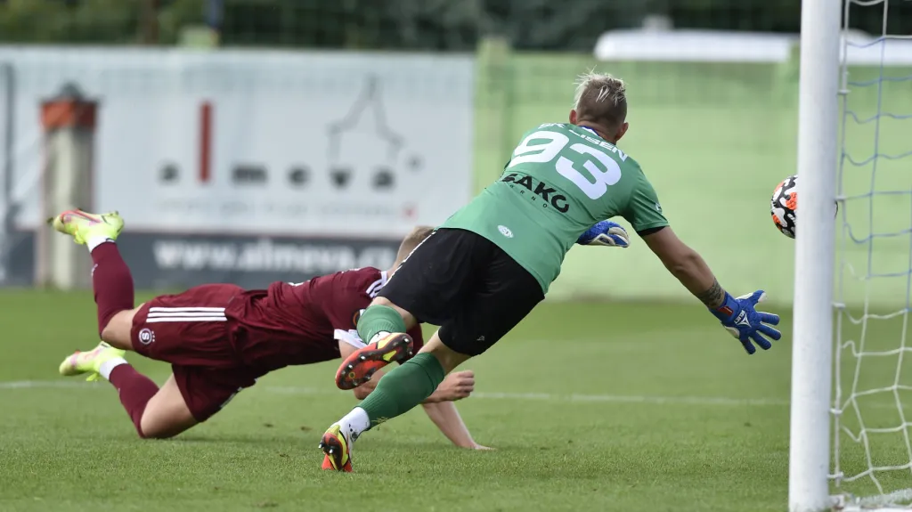 Václav Drchal ze Spraty střílí gól do sítě Líšně
