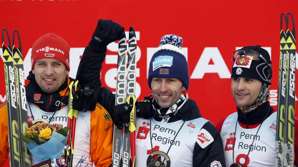 Miroslav Dvořák (vpravo) na stupních vítězů po závodě SP v Čajkovském 