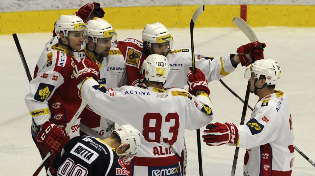 Slávisté oslavují vstřelenou branku