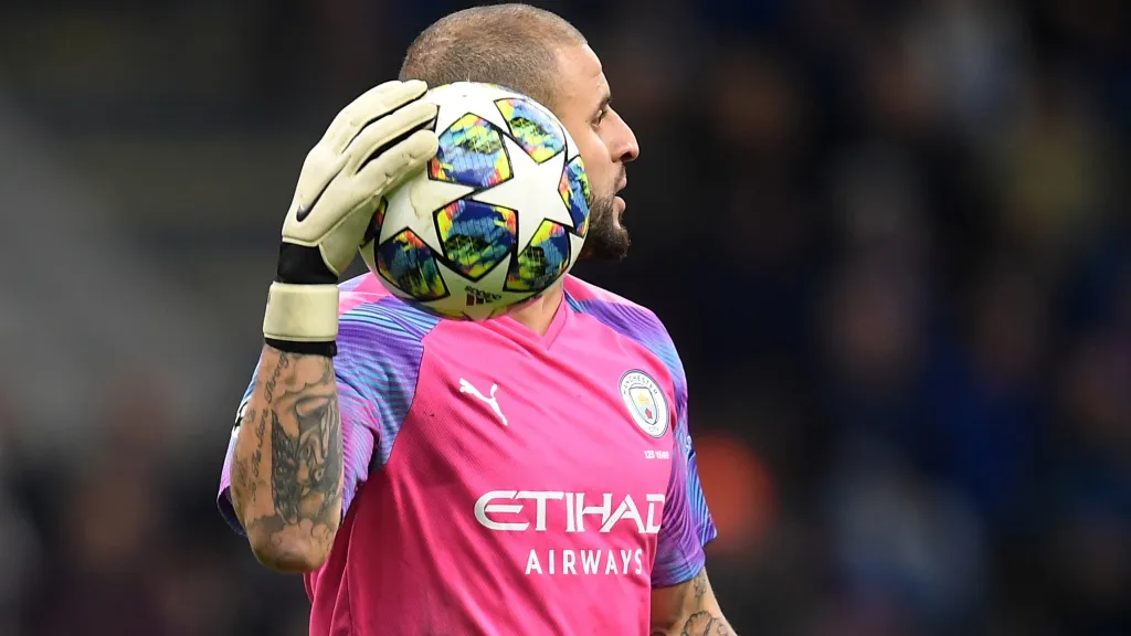 Obránce Manchesteru City Kyle Walker musel dochytat utkání Ligy mistrů