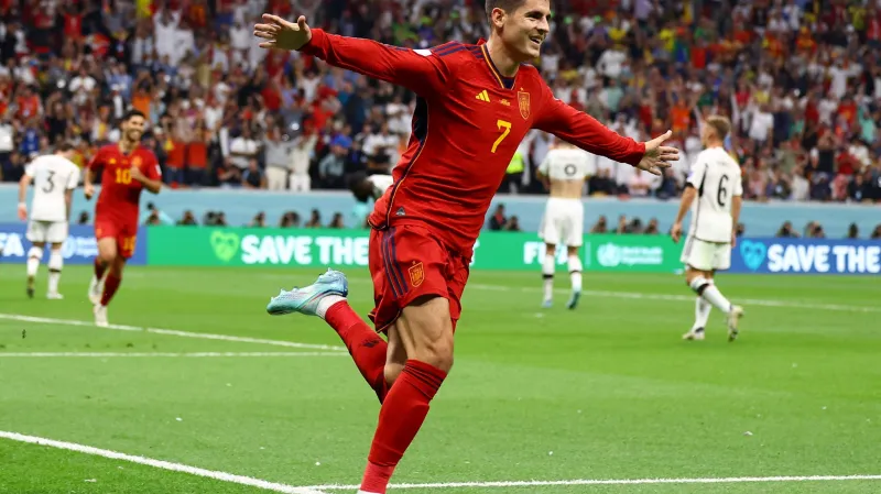 Španěl Álvaro Morata se raduje z gólu v síti Německa