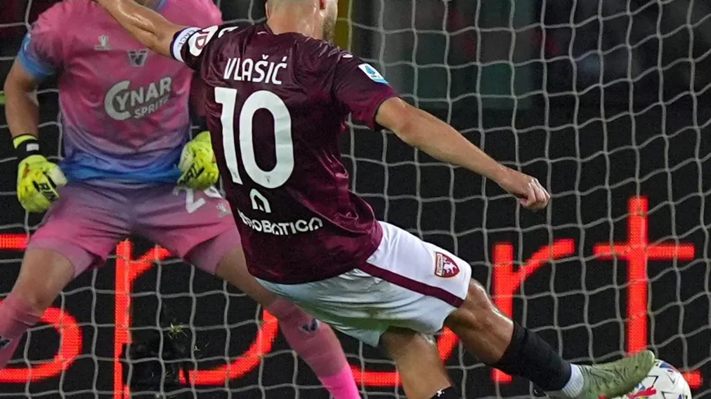 Vlašičův gól z penalty proti Benátkám