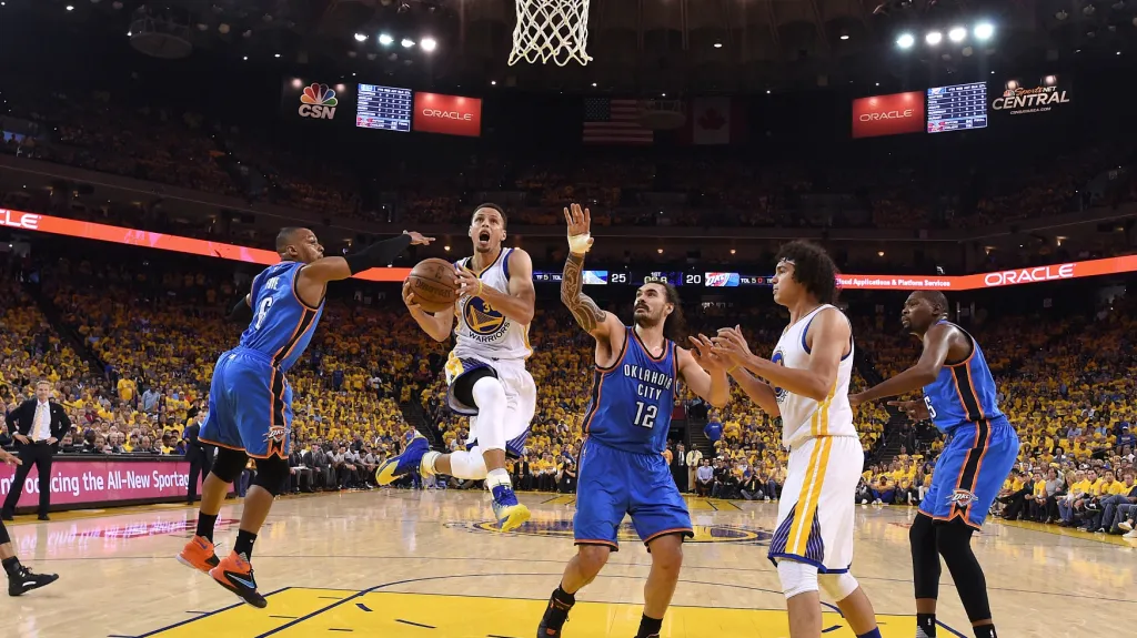 Stephen Curry (s míčem) v utkání proti Thunder