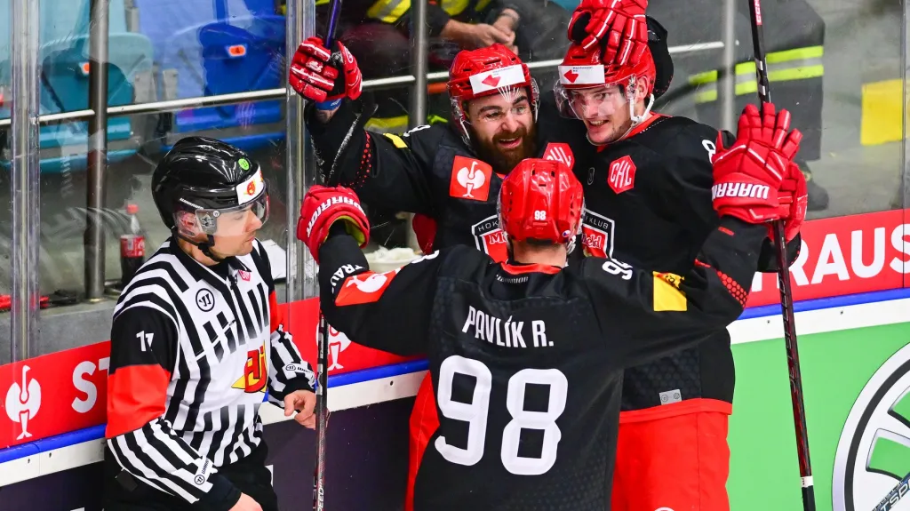 Marek Zachar (vlevo) se raduje se spoluhráči z Hradce Králové v utkání Ligy mistrů