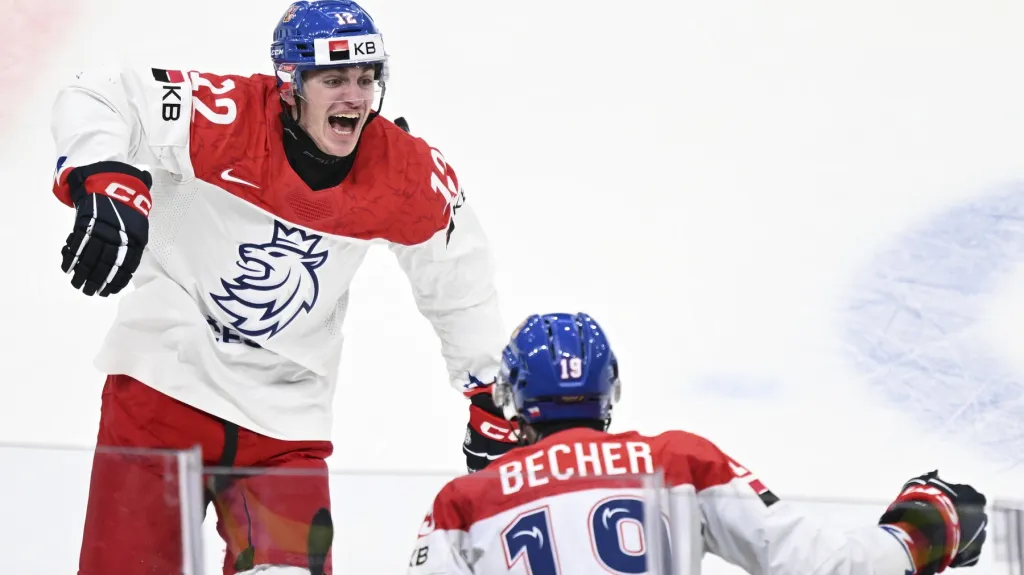 Dominik Rymon slaví branku s Ondřejem Becherem