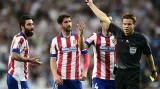 Moment utkání Real - Atlético: Zbytečná červená karta pro Ardu Turana (76. min.)