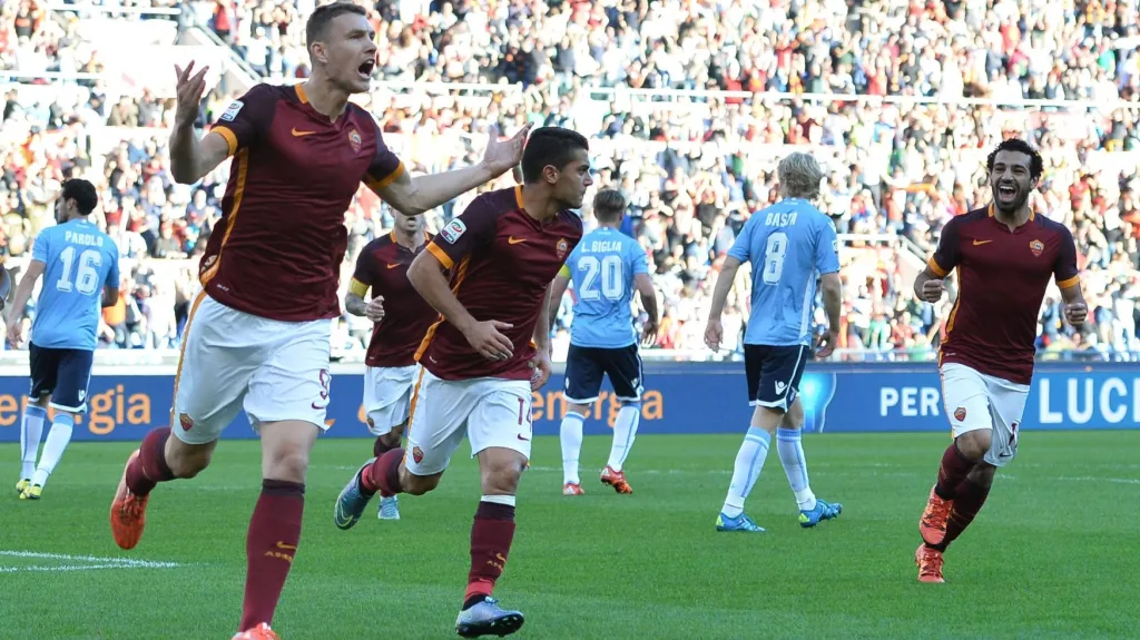 Edin Džeko z AS Řím (vlevo) slaví gól v derby s Laziem