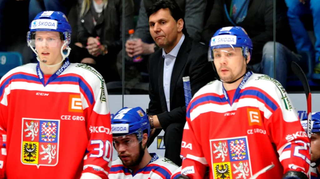 Trenér Vladimír Růžička (uprostřed) na lavičce české hokejové reprezentace