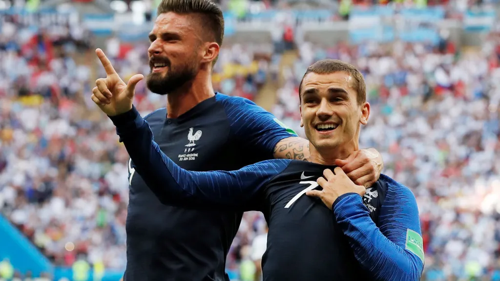 Francouz Antoine Griezmann (vpravo) slaví gól s Olivierem Giroudem