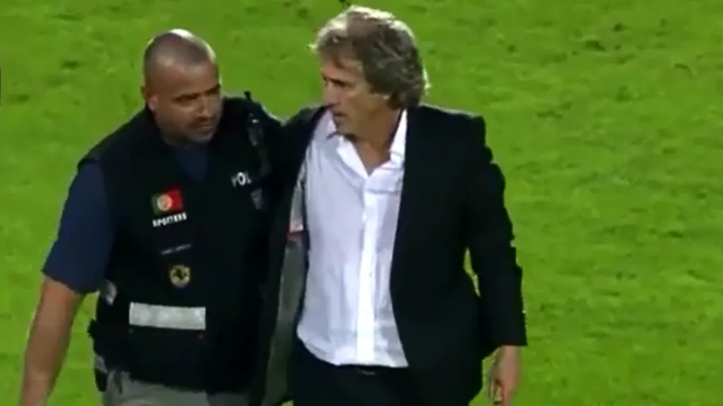 Trenér Benfiky Jorge Jesus v doprovodu policisty