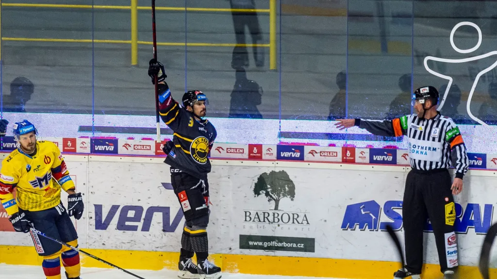 Bek Litvínova Patrik Demel skóruje proti Motoru
