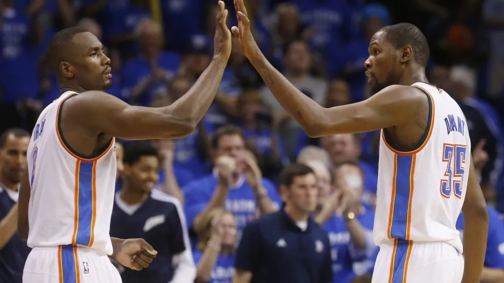 Serge Ibaka z Oklahomy si plácá se svým spoluhráčem Kevinem Durantem