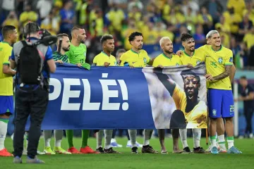 Fotbalisté Brazílie s transparentem na podporu Pelého