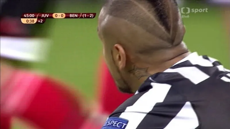 Vidalova střela byla vyražena na brankové čáře (45+1.)