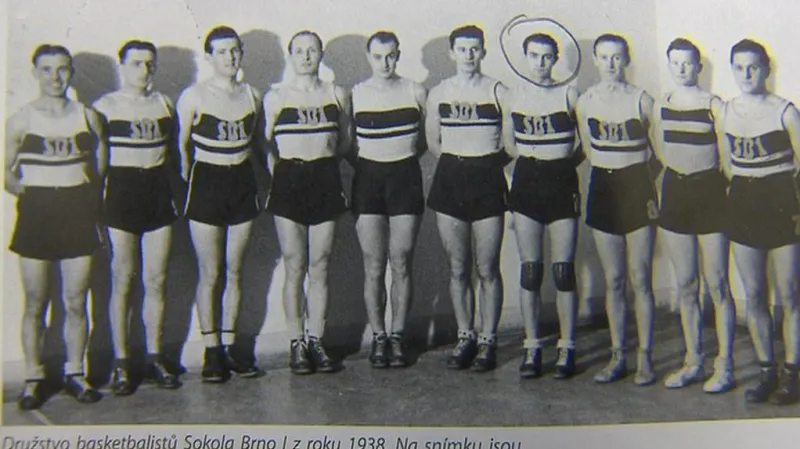 Basketbalisté Sokola Brno 1938 s Josefem Fleischlingerem v sestavě