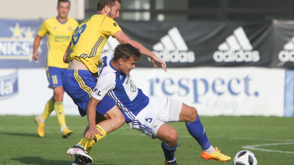 Tomáš Poznar (ve žlutém) v souboji s Tomášem Fabiánem