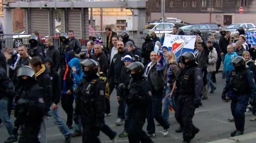Fanoušci Baníku v doprovodu policie